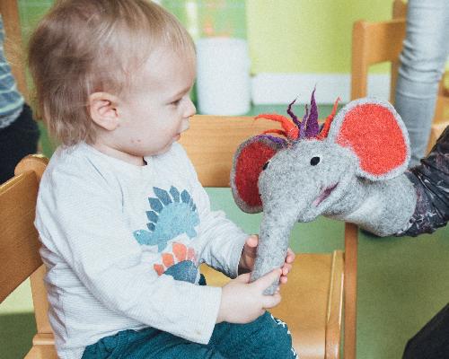 Lilo Lausch in der Krippe